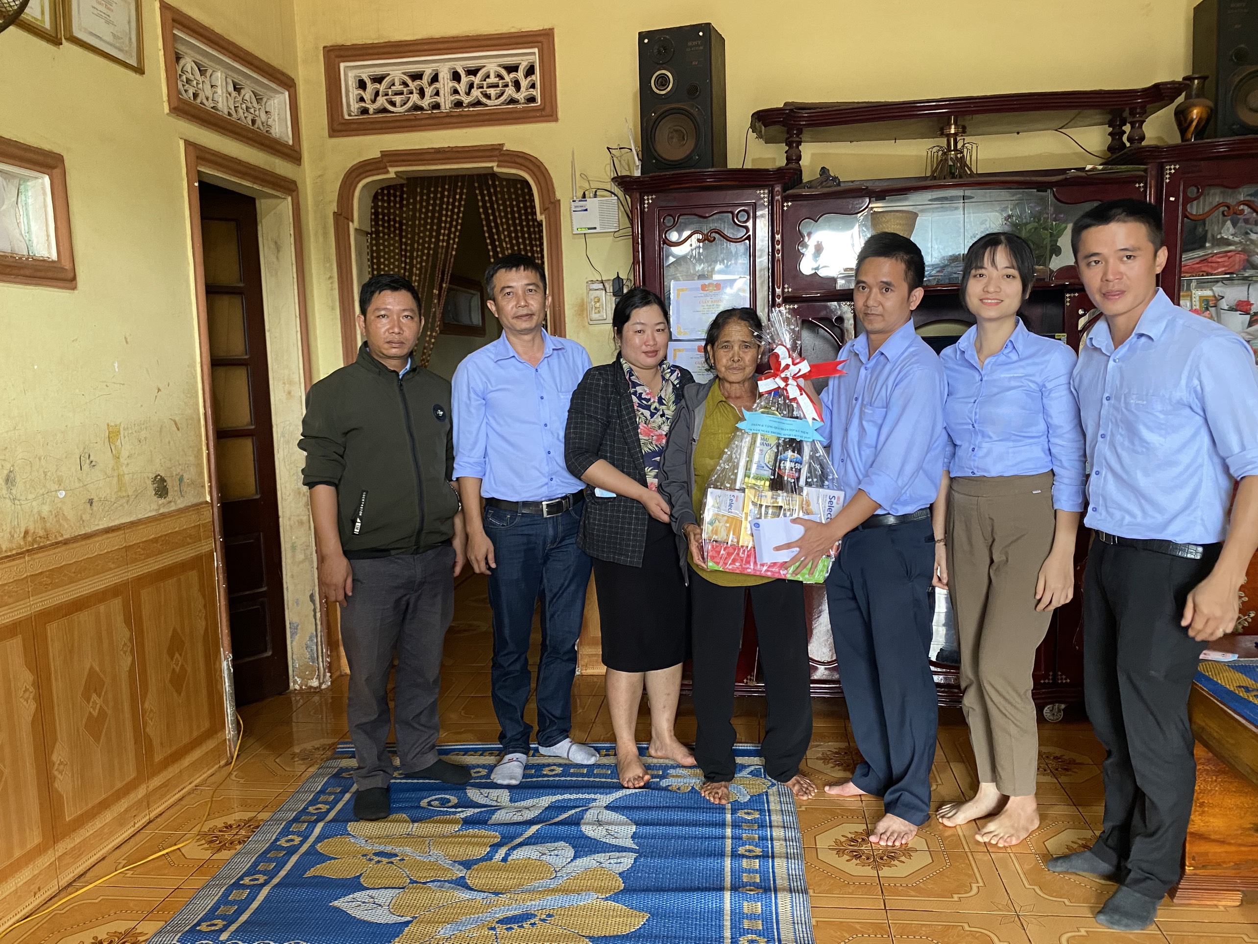 công ty intimex tặng quà